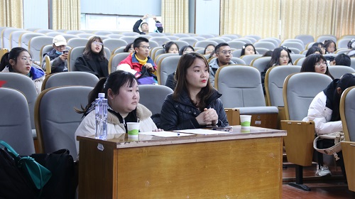 24a6c96fb9664036bdad8e8056749b7b.jpg 公司员工和学生认真听讲.JPG